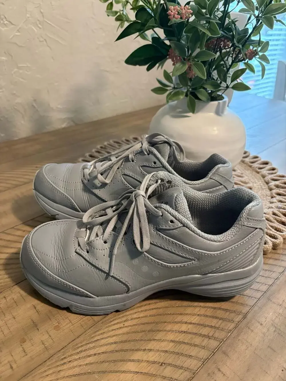 Saucony Women's size 8 Integrity Walker 3 Walking Shoes in Grey  (5)